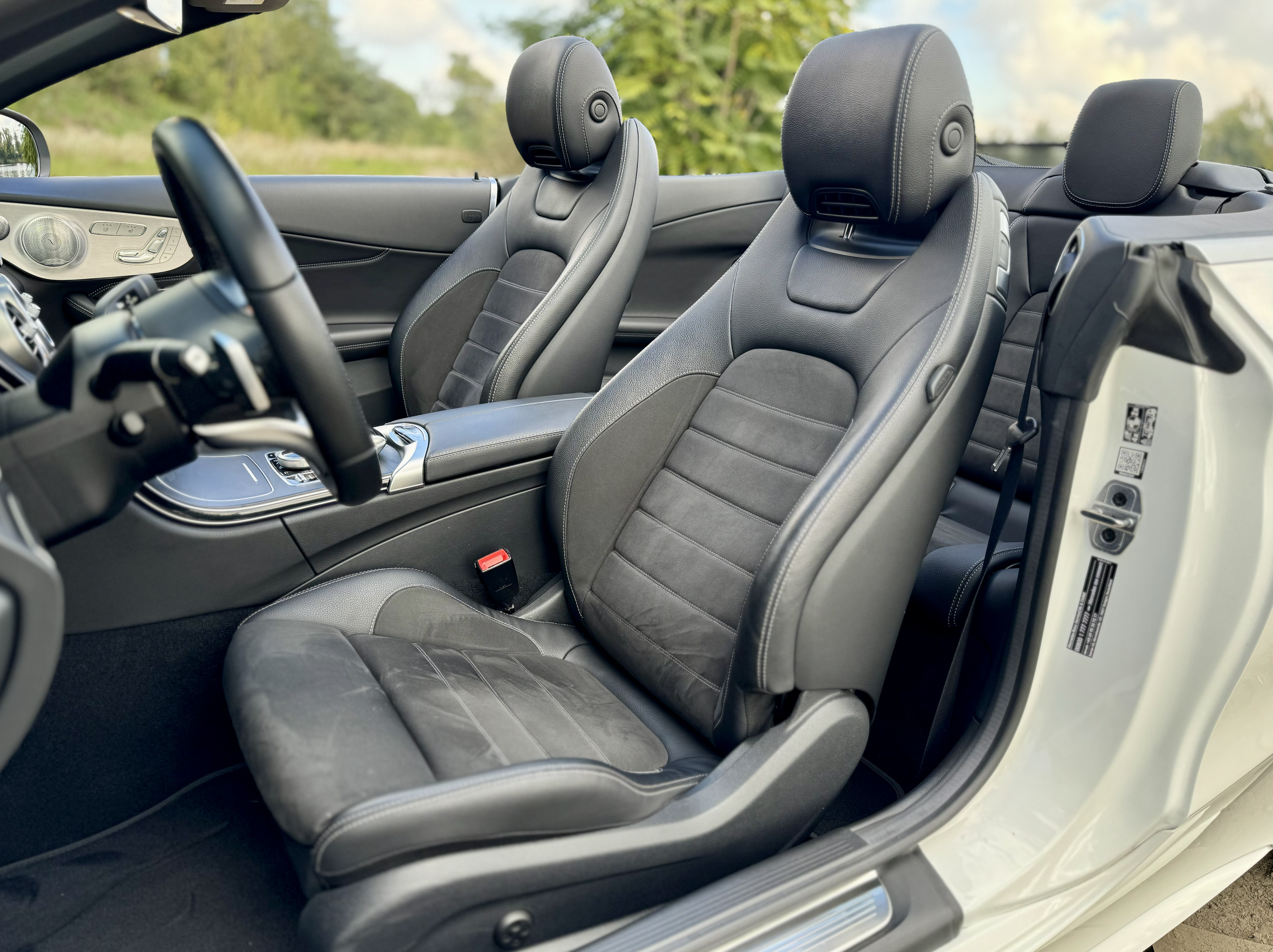 MERCEDES C CABRIO 300d AMG | české ojeté auto skladem | stylový naftový kabriolet 245 koní | automat | pohon zadních kol | bílá s černou látkovou stahovací střechou | černý interiér alcantara / kůže | super výbava | skvělá cena | nákup online AUTOiBUY.com